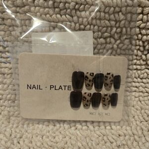 Leopard Accent Press-On Nails in Brown and Black